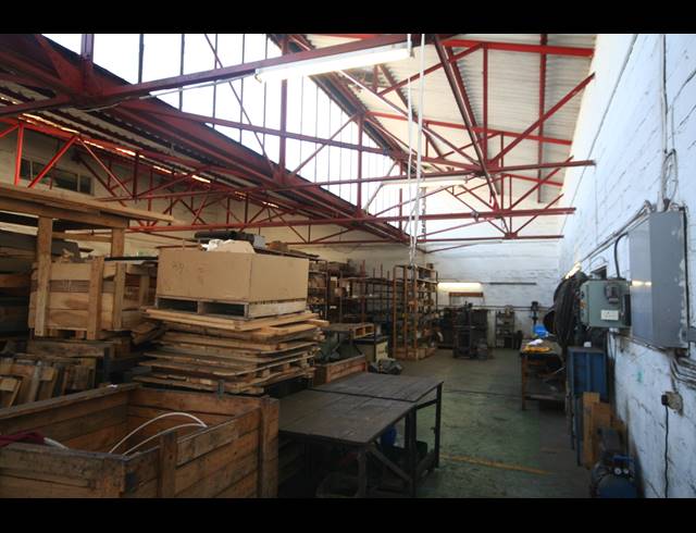 600M² FACTORY TO LET IN PAARDEN EILAND